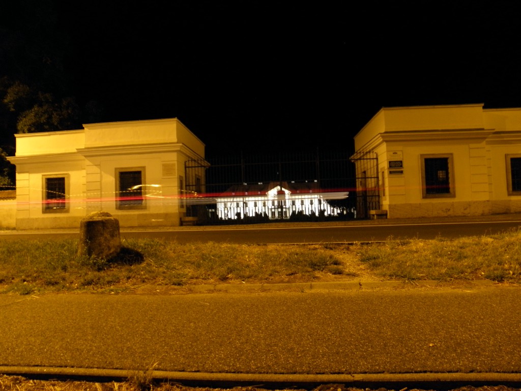 A nagycenki kastély éjszakai díszkivilágítása a hársfasorról fényképezve