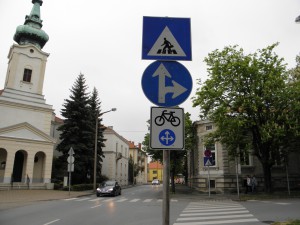 Az indokolatlan kerékpáros kanyarodási tilalom elegáns megszűntetése egy egyszerű kiegészítő tábla kihelyezésével.
