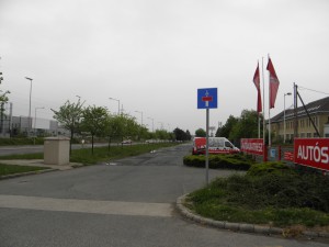 Ezen a Győri út menti szervízúton is indokolt volt a csere, hiszen kerékpárútban végződik.